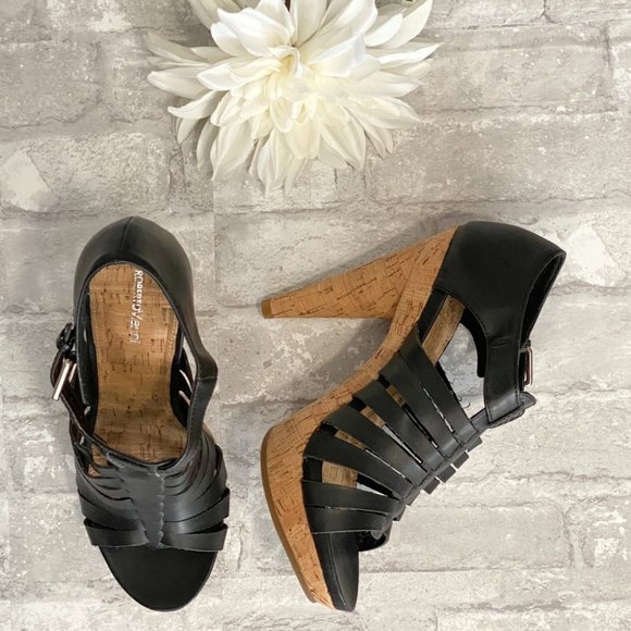 SOLD | NWOT Roberto Vianni Strappy Sandals - Picture 4 of 11